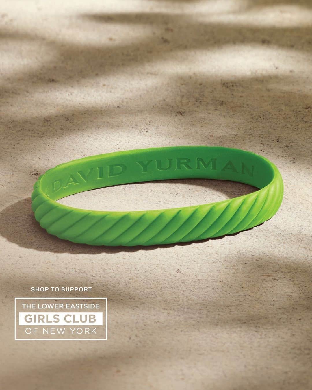 デビッドヤーマンのインスタグラム：「Now through June 30, 2023, 100% of the net profits from sales of our pistachio Cable bracelets will be donated to #ScarlettJohansson’s charity of choice, @girlsclubny.*   Tap the link in our bio to explore all the pieces she chose to benefit The Lower Eastside Girls Club and learn more about their important work.  *$16 of the $20 purchase price, while supplies last. Maximum donation of $300,000.」