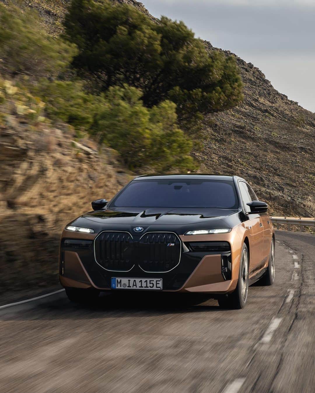 BMWのインスタグラム：「Pure stealth, speed and elegance. From 0-60 in under 4 seconds, THE i7 M70.  #THEi7M70 #BMW #ThisIsForwardism __ BMW i7 M70 xDrive*: Energy power consumption in kWh/100 km (combined): 23.8-20.8 (WLTP); CO2 emissions in g/km (combined): 0 g; Electric range in km: 488-560 (WLTP) *Preliminary data」