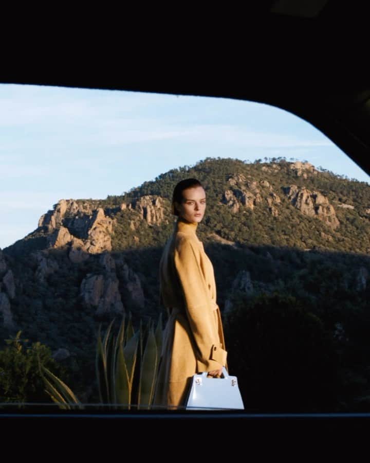 サルヴァトーレ・フェラガモのインスタグラム：「SOMEWHERE IN SPRING. BEIGE SUEDE TRENCH AND WANDA BAG IN SKY BLUE CALFSKIN. #FERRAGAMOSS23 #FERRAGAMOWANDABAG #FERRAGAMOELINA」