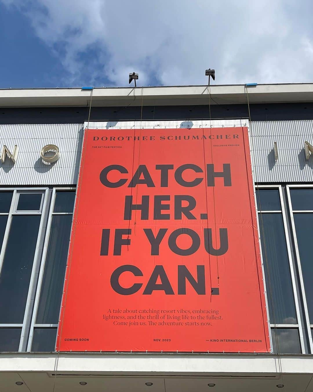 シューマッハさんのインスタグラム写真 - (シューマッハInstagram)「TAKING OVER BERLIN.  CATCH HER. IF YOU CAN.  #SeeYouInNovember #StayTuned #dorotheeschumacher #catchherifyoucan #berlin」4月18日 1時01分 - dorotheeschumacher