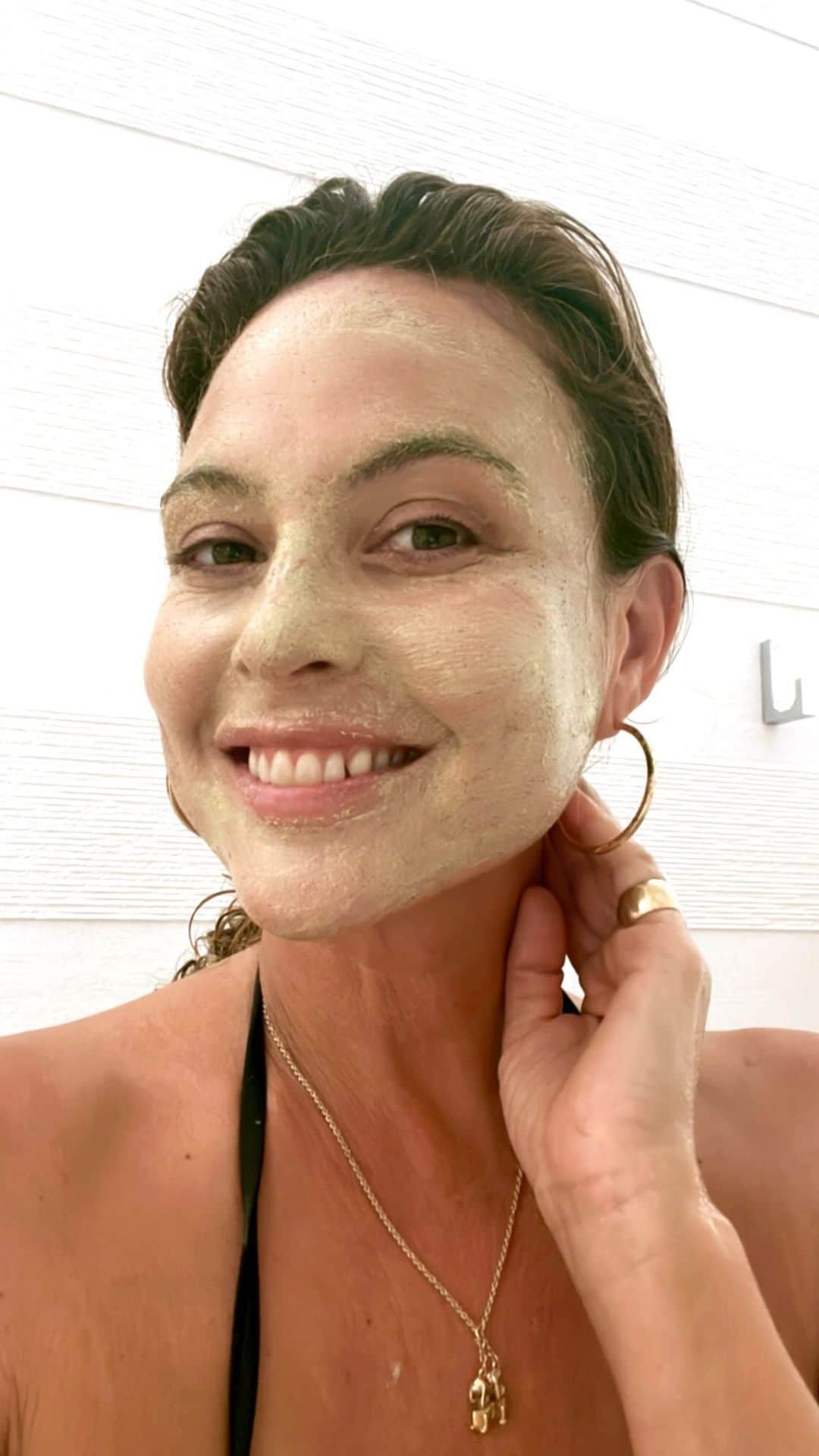 ジョジー・マランのインスタグラム：「Say hello to your skin’s *new* BFF (brightening friend forever) Pineapple Enzyme Mask! Formulated with ✨Pineapple Enzymes: AHA/BHAs to exfoliate, smooth, and decongest ✨ Moroccan Lava Clay and Bentonite Clay to deep-clean ✨ Volcanic Sand: natural exfoliant with a gentler rounded shape to polish ✨ Argan Oil: packed with essential fatty acids for moisture that lasts all day.   Now available at josiemaran.com」
