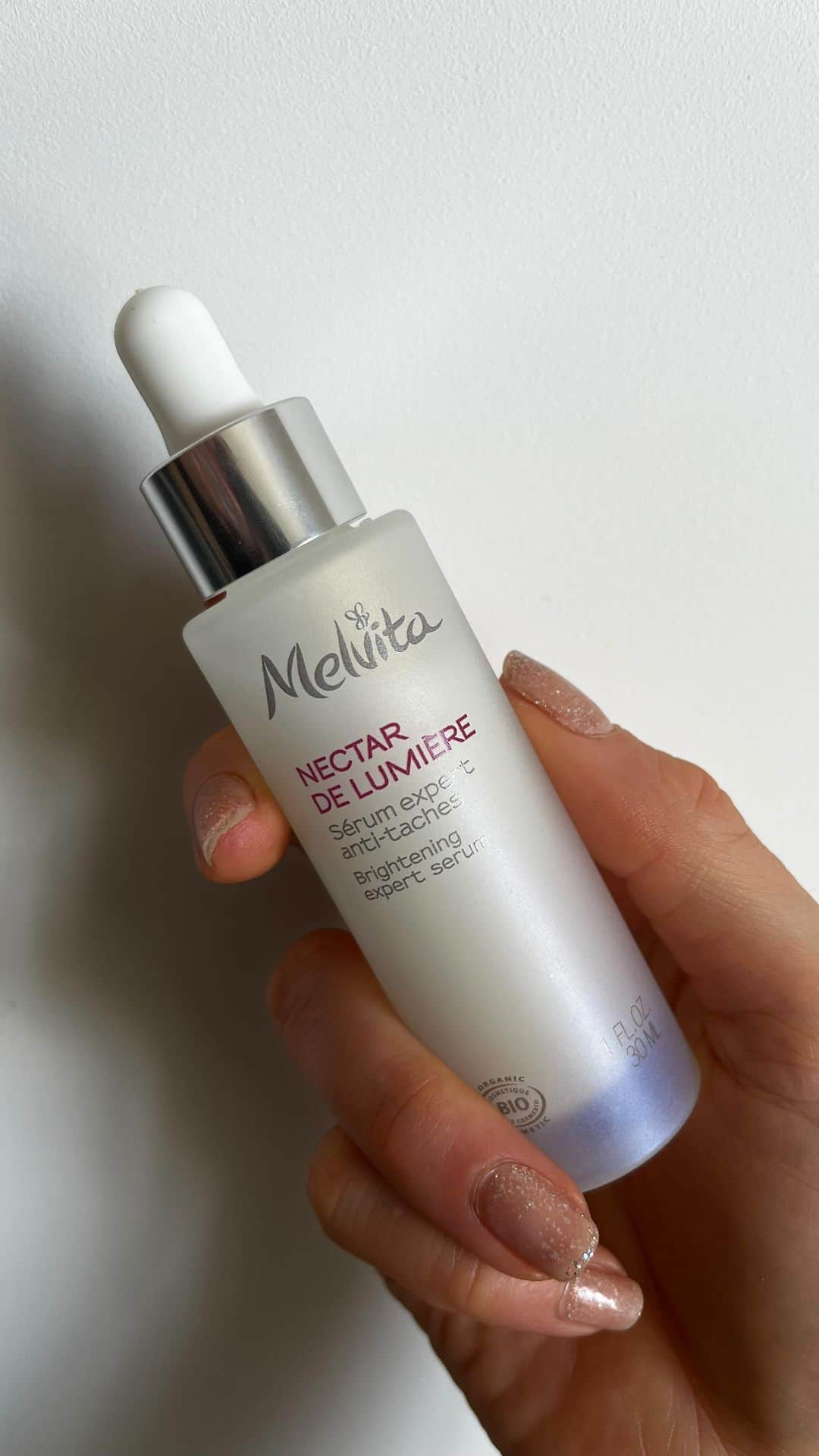 Melvita Officialのインスタグラム：「Vous n’arrivez pas à vous débarasser de vos taches ? 😔  Des taches brunes, aux taches de soleil, aux traces d’acné et taches de senescence, le sérum expert anti-tache Nectar De Lumiere traite tous les types de taches à tous les stades de leur formation grâce à sa formule enrichie en algue iridescente et en vitamine C naturelle.  Retrouvez cette innovation sur Melvita.fr lien en bio 🤍  #Melvita #NectarDeLumiere #brighteningserum #antitache #cosmetiquebio」