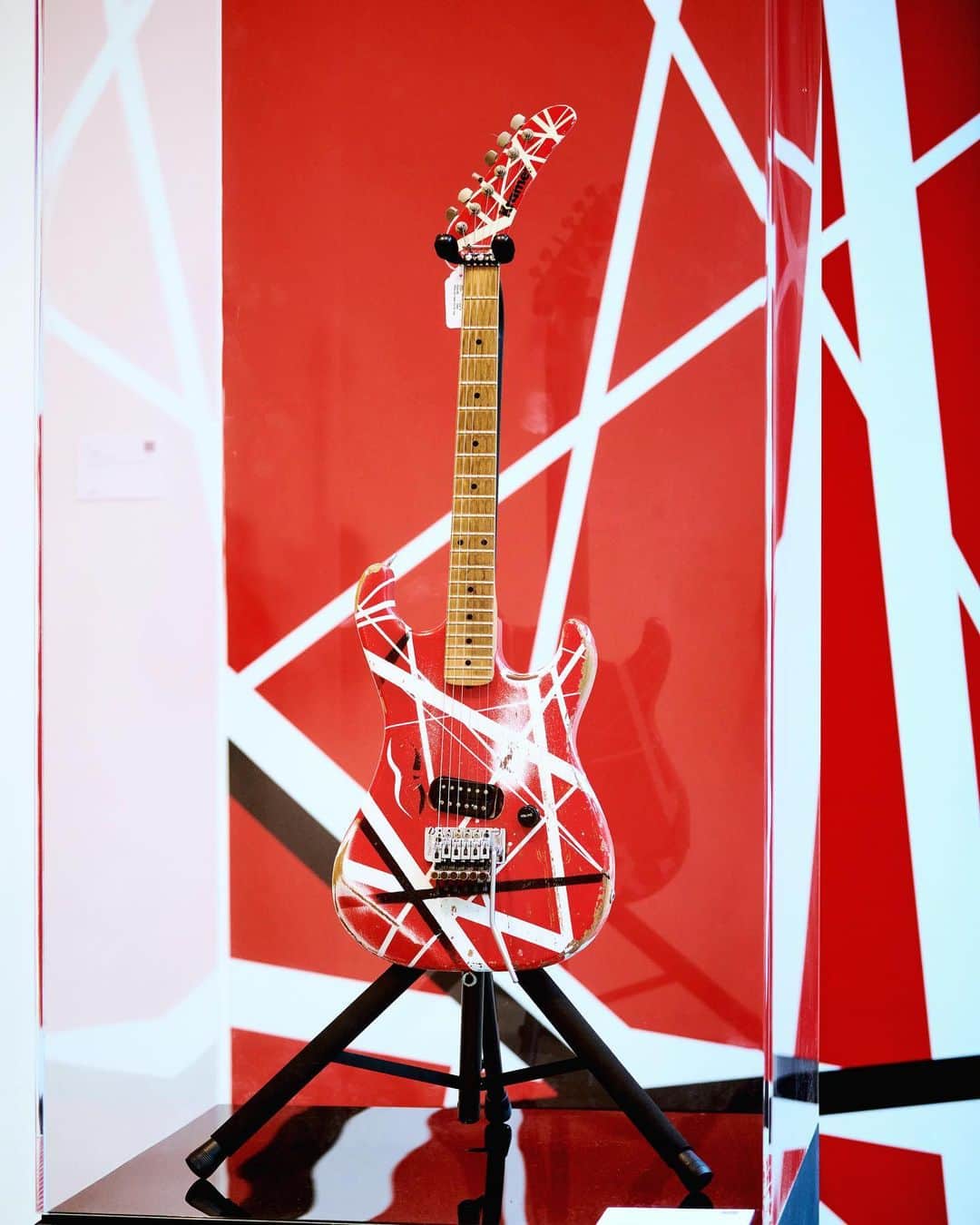 サザビーズさんのインスタグラム写真 - (サザビーズInstagram)「Recognize this guitar? It’s one of the most iconic guitars of the MTV era: Eddie Van Halen’s legendary “Hot for Teacher” Kramer CO176, stage-used and filmed, custom made by Paul Unkert of Kramer Guitars. It includes important innovations customized for Van Halen’s evolving technique.  Featured in the ‘Rock & Roll’ sale at #SothebysNewYork, the guitar joins a historic lineup of music memorabilia including a setlist handwritten by Dave Grohl for Nirvana's first ever show in Japan, a Bruce Springsteen-autographed working manuscript of "Born to Run", and Jimi Hendrix’s ‘Magic Boa’ worn on the cover of ‘Are You Experienced.’   Place your bids now through the link in bio before the auction closes tomorrow, 18 April. #VanHalen」4月18日 1時08分 - sothebys