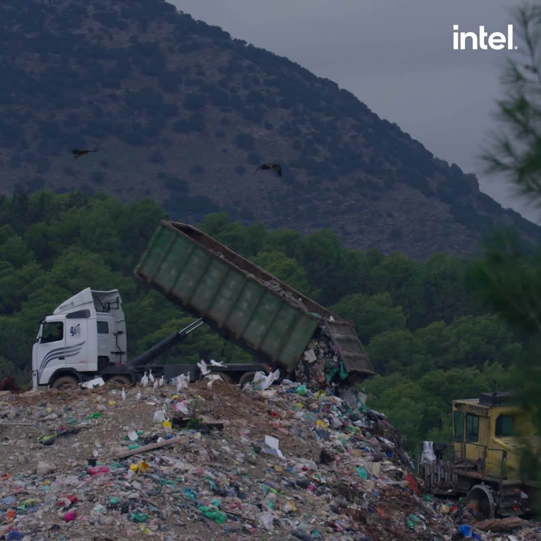 インテルのインスタグラム：「Recicla PC is a program that’s reducing e-waste in Brazil. Created by Intel Brazil and @CircularBrain, it gives people an environmentally-friendly way to dispose of their old PC for a discount on a new one. 🌎💻 #ReciclaPC」