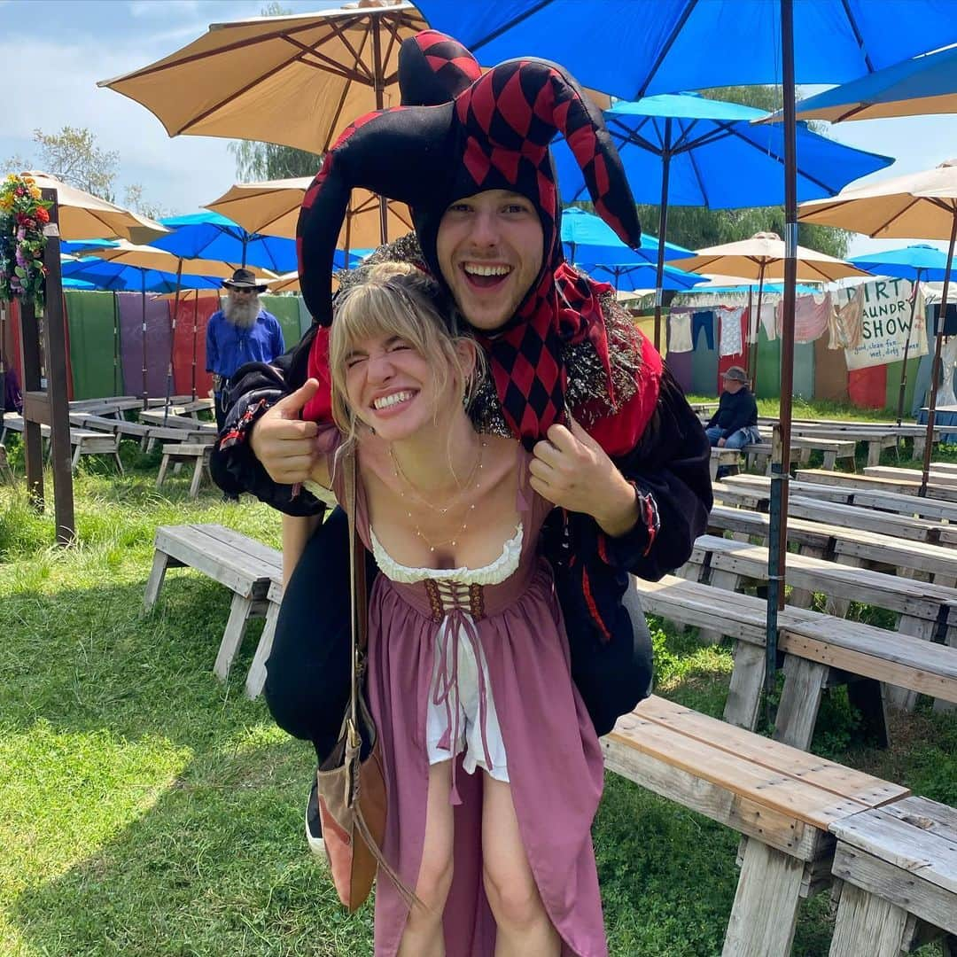 Nolan Gouldさんのインスタグラム写真 - (Nolan GouldInstagram)「You’re “finding yourself” at Coachella. I am visibly drunk at the Renaissance Fair. We are not the same.」4月18日 1時16分 - nolangould