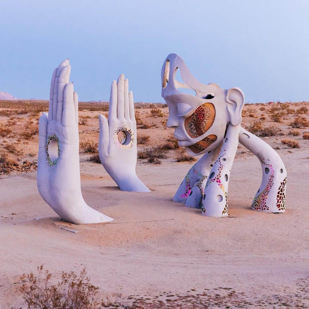 Andrew Knappのインスタグラム：「Find Yaya & Boo hiding at Daniel Popper’s Transmission sculpture. 🙈🔍」