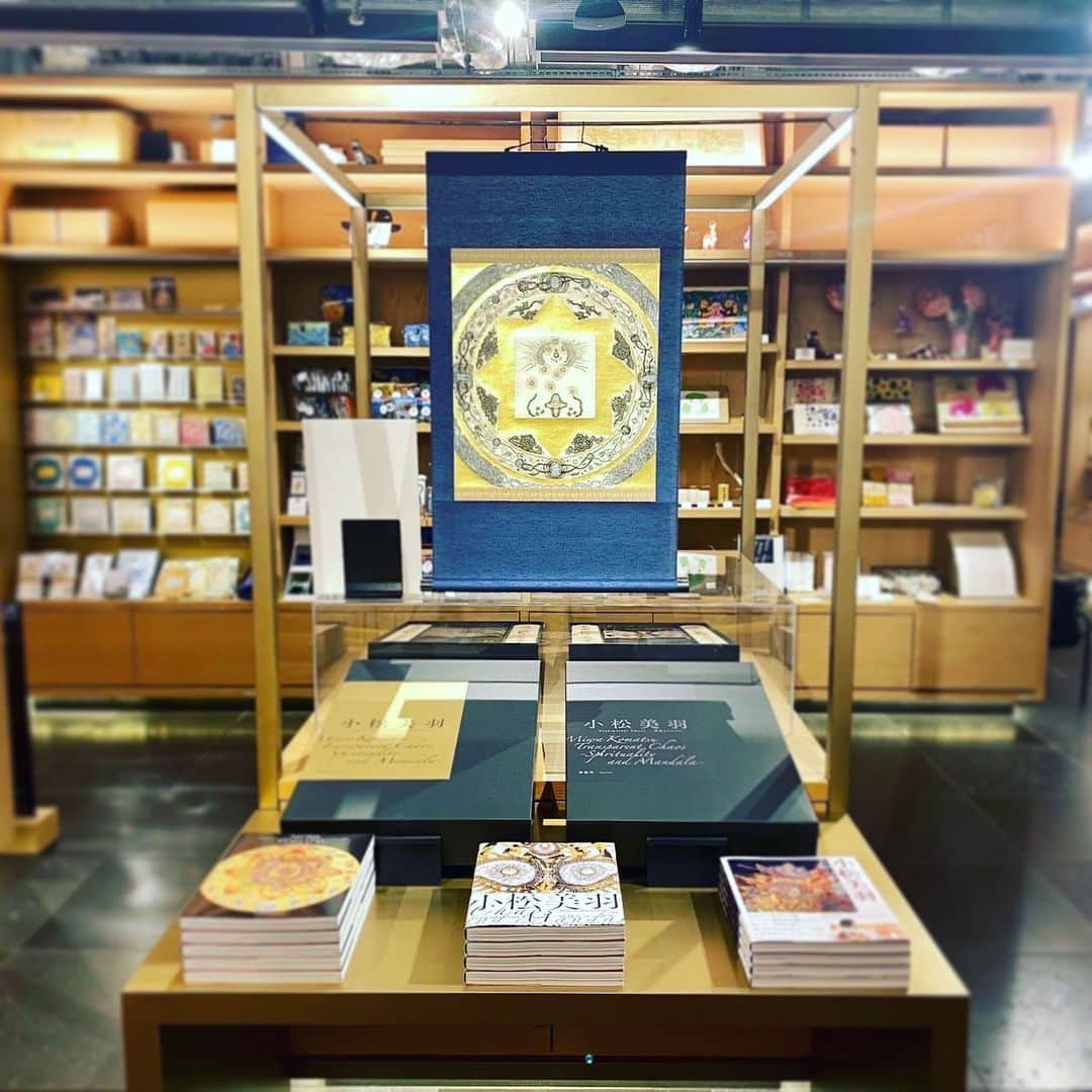 小松美羽さんのインスタグラム写真 - (小松美羽Instagram)「銀座蔦屋書店にてカタログ(図録)と真言宗総本山東寺に奉納する「ネクストマンダラ - 大調和」の版画と特装本を展示しています🙏  The catalog and prints of Next Mandala are on display at Ginza Tsutaya. The original of Next Mandala will be dedicated to Toji Temple, a World Heritage Site @ginza_tsutayabooks」4月18日 1時29分 - miwakomatsu_official