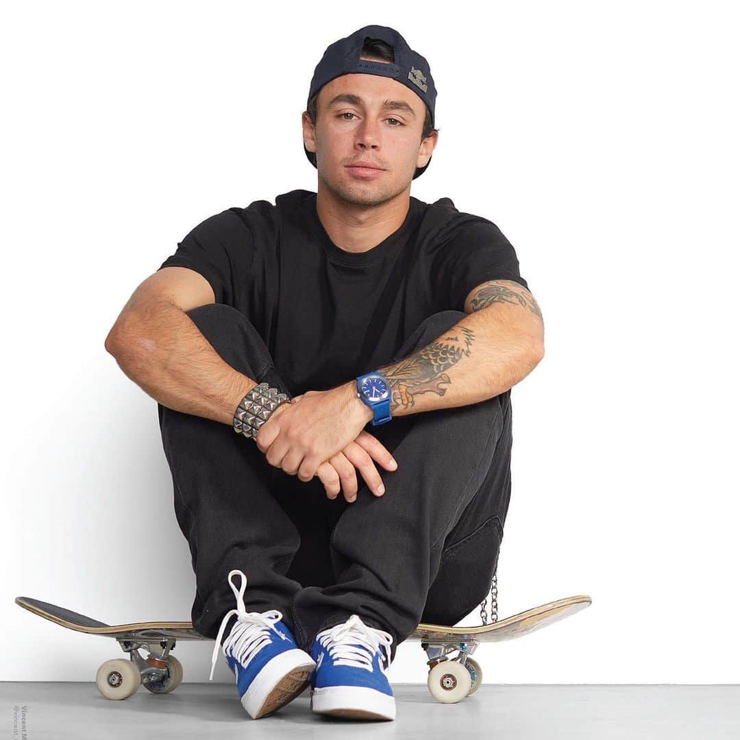 ニクソンのインスタグラム：「@vincent_matheron is one of a kind. Holding it down for the #Nixon Euro family, then in California and abroad, Vincent has earned an Olympic seat, been nicknamed the Joker and has gained the respect of skateboarding OG's. This photo was taken at the Nixon Euro office in Hossegor. Similar to his skating, the portrait shows a mix of throwback and throw-forward style.」