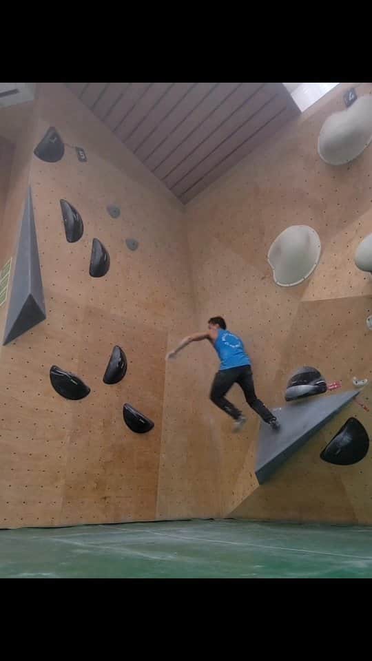 シーン・マコールのインスタグラム：「Why climb when you can just jump through all the moves? ⠀⠀⠀⠀⠀⠀⠀⠀⠀ Getting jealous of everyone heading off to Japan but excited to watch some World Cup action 🎬 ⠀⠀⠀⠀⠀⠀⠀⠀⠀  ⠀⠀⠀⠀⠀⠀⠀⠀⠀ ⠀⠀⠀⠀⠀⠀⠀⠀⠀ ⠀⠀⠀⠀⠀⠀⠀⠀⠀ ⠀⠀⠀⠀⠀⠀⠀⠀⠀ ⠀⠀⠀⠀⠀⠀⠀⠀⠀ ⠀⠀⠀⠀⠀⠀⠀⠀⠀ ⠀⠀⠀⠀⠀⠀⠀⠀⠀ @scarpana | @boilerroomclimbing | @flashedclimbing | @mec #climbing #train #canada #athlete #sports #power #fitness #work #workhard #workout #strength #ninja #gym #fun #climbing_photos_of_instagram #business #challenge」