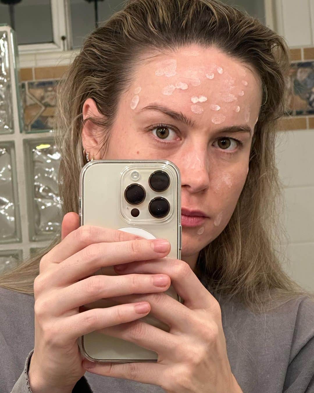 ブリー・ラーソンのインスタグラム：「take care of your skin, kids」