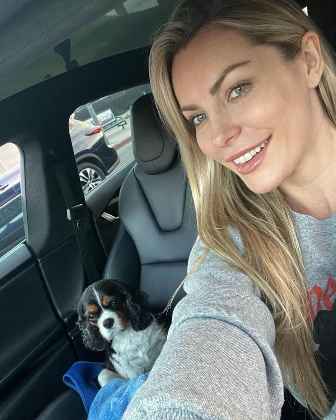 クリスタル・ハリスのインスタグラム：「She’s happier than she looks. 😂 Good morning. ☀️」