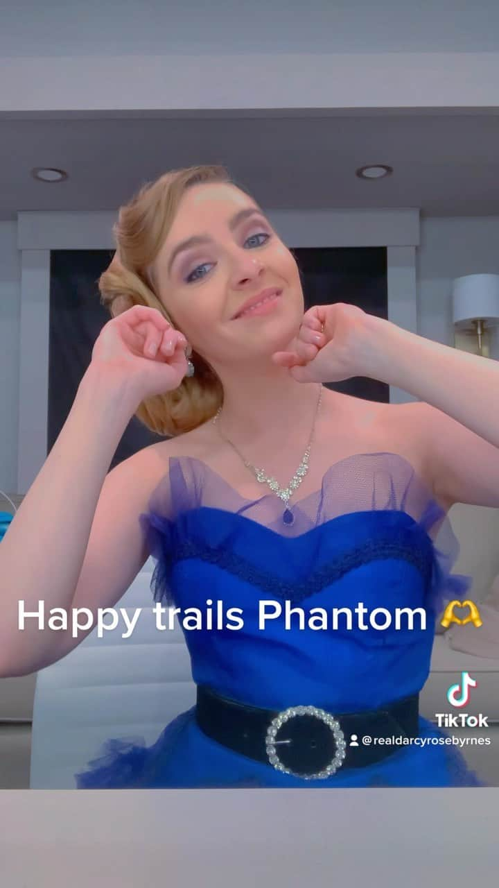 ダーシー・ローズ・バーンズのインスタグラム：「Happy trails phantom 🫶 thanks for the memories and the dreams. I’ll be thinking of you 💙 #phantomoftheopera #opera #theatre  #music #musicaltheatre #singing #cover #broadway #andrewlloydwebber #thinkofme」