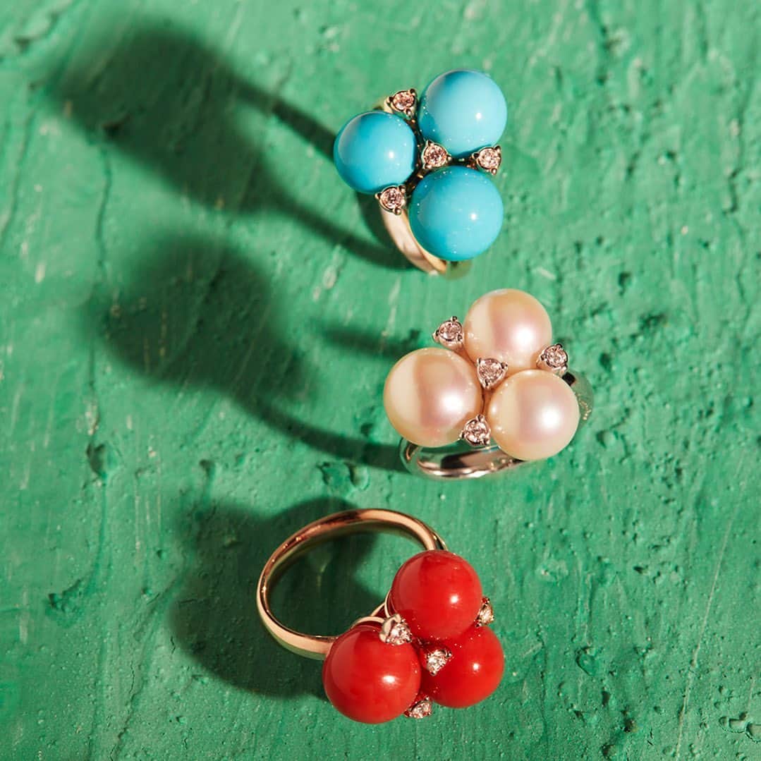 Chanteclerのインスタグラム：「. Cherie rings, in gold, diamonds, turquoise, coral and pearls. Precious reflections rise to the surface of the sea. A play of light and colour. #chanteclercapri #capri #cheriecollection」