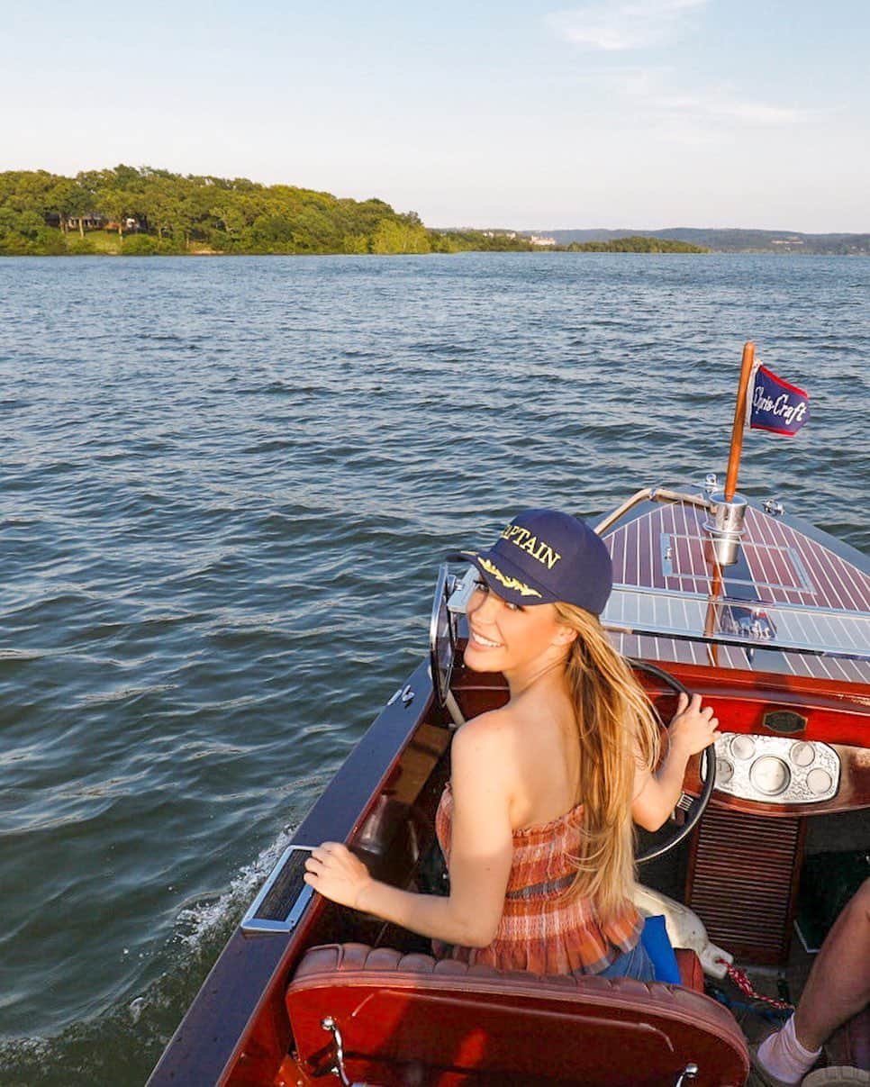 クリスタル・ハリスのインスタグラム：「Traveling + being on the water = the best. #theozarks #chriscraft」