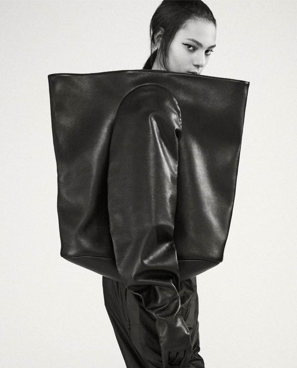 IMG Modelsさんのインスタグラム写真 - (IMG ModelsInstagram)「In My Bag. 👜 @rosannaovalles_ stars in the latest edition of @selfservicemagazine. 📷 @markrkean 👗 @suzannekoller ✂️ @rudilewis 💄 @karinwesterlundd #IMGmodels」4月18日 1時41分 - imgmodels