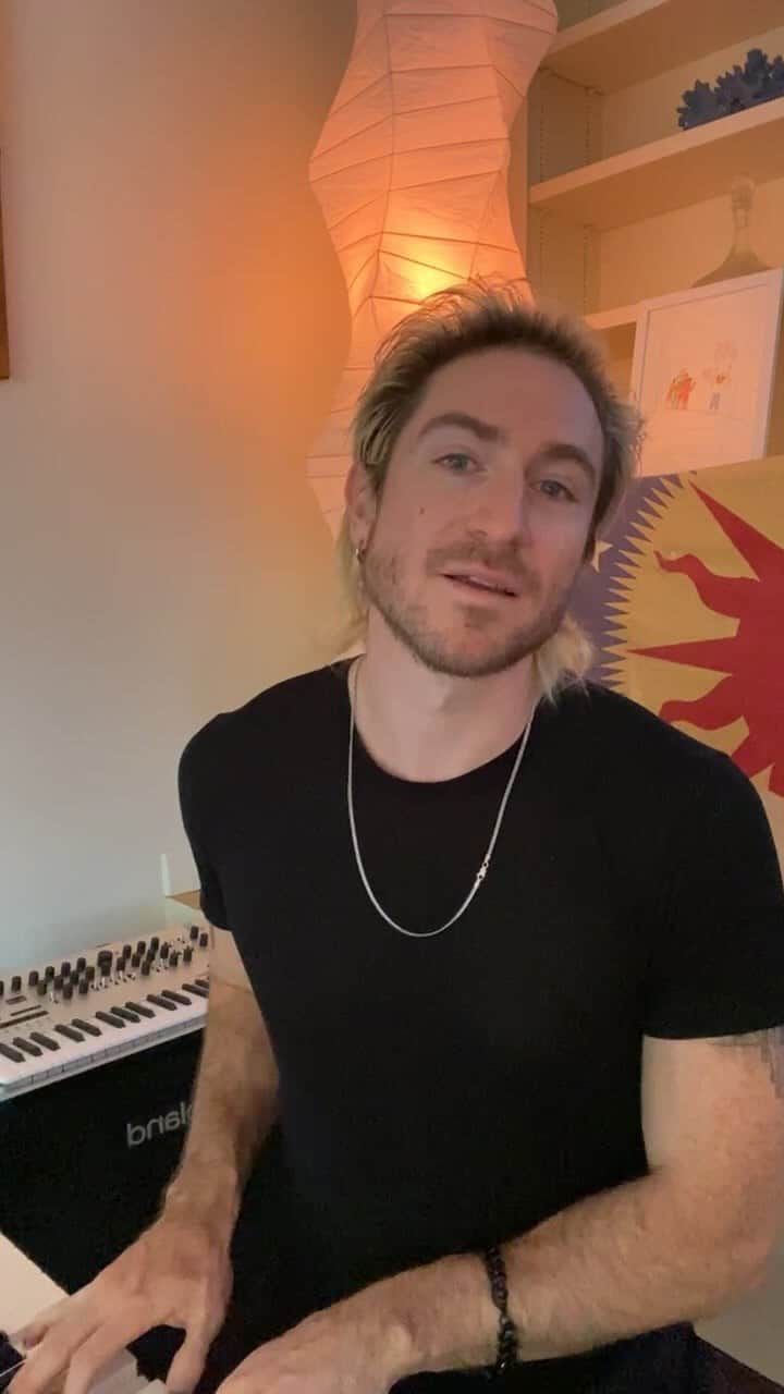 ウォーク・ザ・ムーンのインスタグラム：「GIANTS music video is LIVE go peep it and tell us what u think 👾🧌👹」