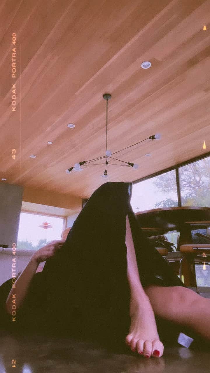 アビゲイル・スペンサーのインスタグラム：「A little @dualipa #mondaymorning #ecstaticdance sesh in my @rachelpally 🤍. I was feeling stuck in my body & in my thoughts. My sweet friend reminded me dancing with abandon brings me joy and back to the present. Whatever is going on in your heart, home, world… joy is always an option. Move the energy… shake it around. #juststartnow」