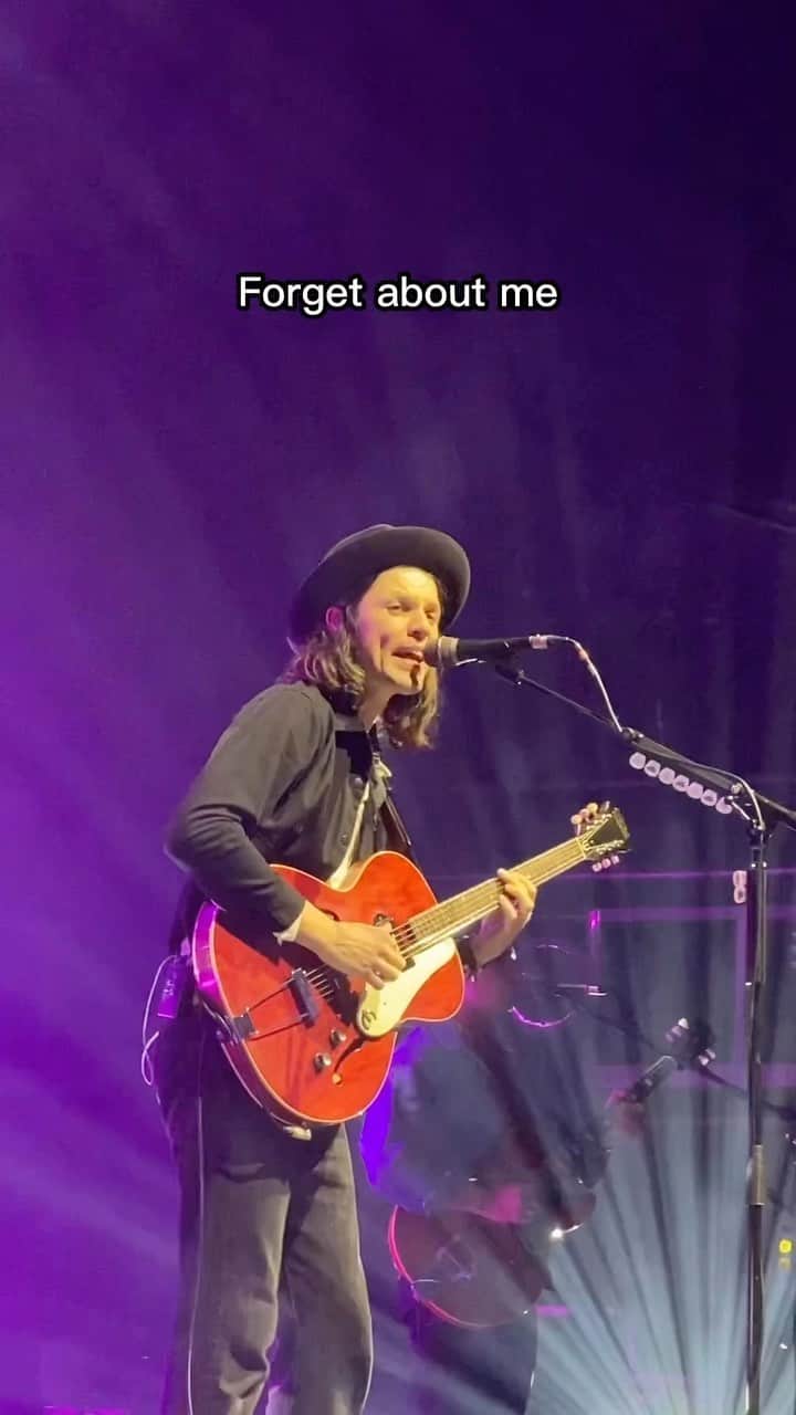 のインスタグラム：「It never gets old hearing you sing this back at me ♥️ Tickets for my shows this summer are available from the link in my bio x」