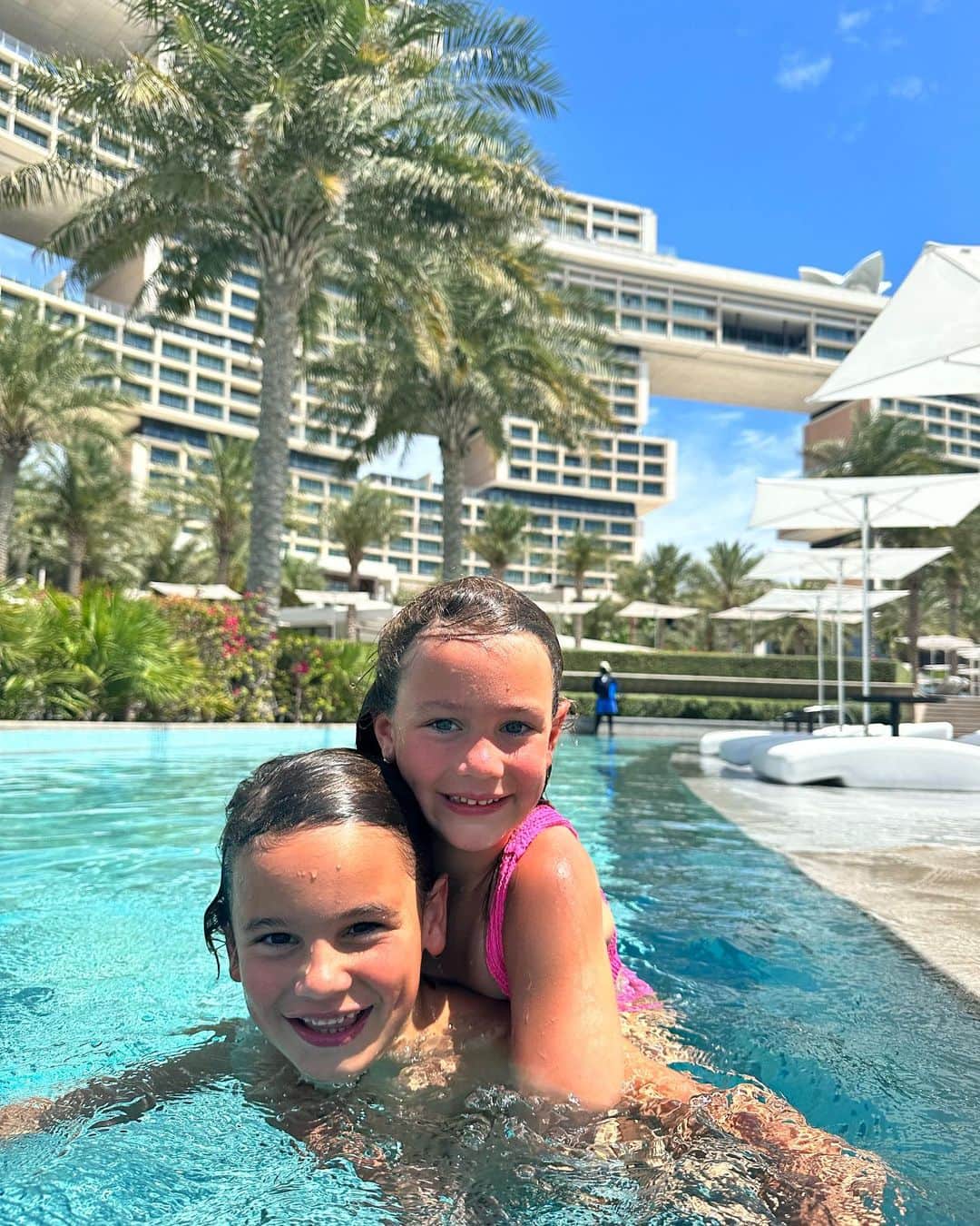 サム・フェアーズのインスタグラム：「These two are always playing little games in the pool together, so sweet 🫶」