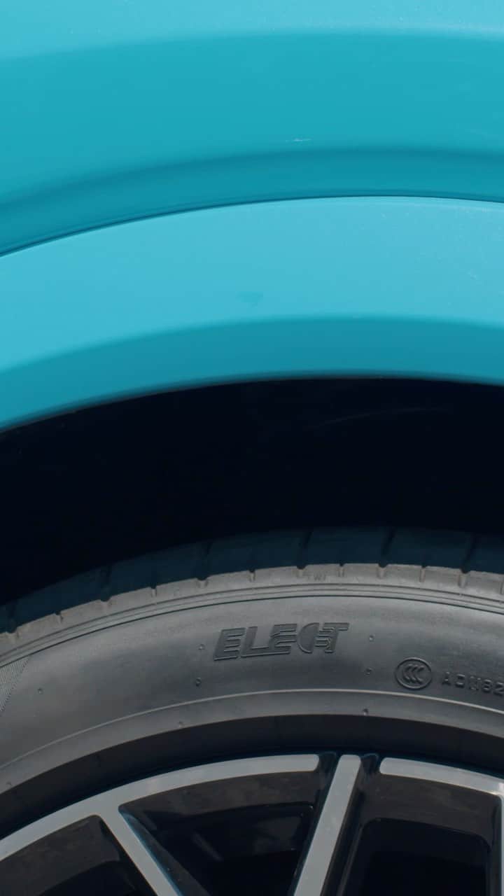 Lindsay Brewerのインスタグラム：「Enjoy the breathtaking views of world-renowned lakes in northern Italy in silence– and with great peace of mind. @lindsaymariebrewer takes us on a test drive of the EV-specific #Elect tyres of #Pirelli. @forditalia #FordMustangMachEGT #Mustang #MachE」