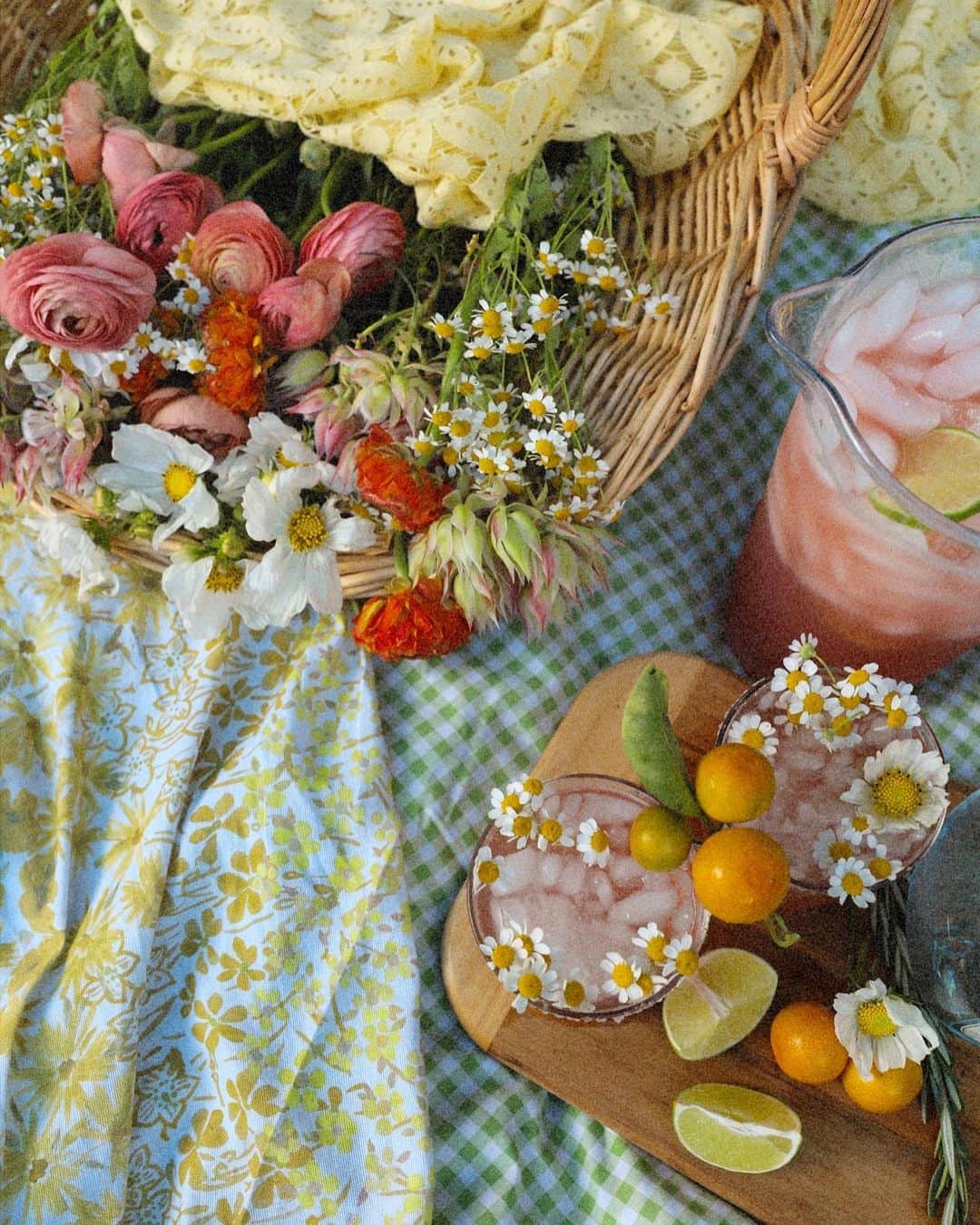 ジュリー・サリニャーナのインスタグラム：「#Spring tings I’m lovin’. 💕🌸🫶🏽🍰 1. Fresh Strawberry lemonade picnics in the backyard  2. All pink everything especially our new @colordept x @jambajuice collection feat Razzmatazz  3. Sorbet colored accessories  4. Macaroons from @bottegalouie  5. Fun colored print pants  6. Jamba smoothies x @colordept collection 7. Shopping at the flower mart  8. Super cute floral sheet cakes  9. DYI tie dye socks  10. Little flowers to match your cute ootd 🌸」