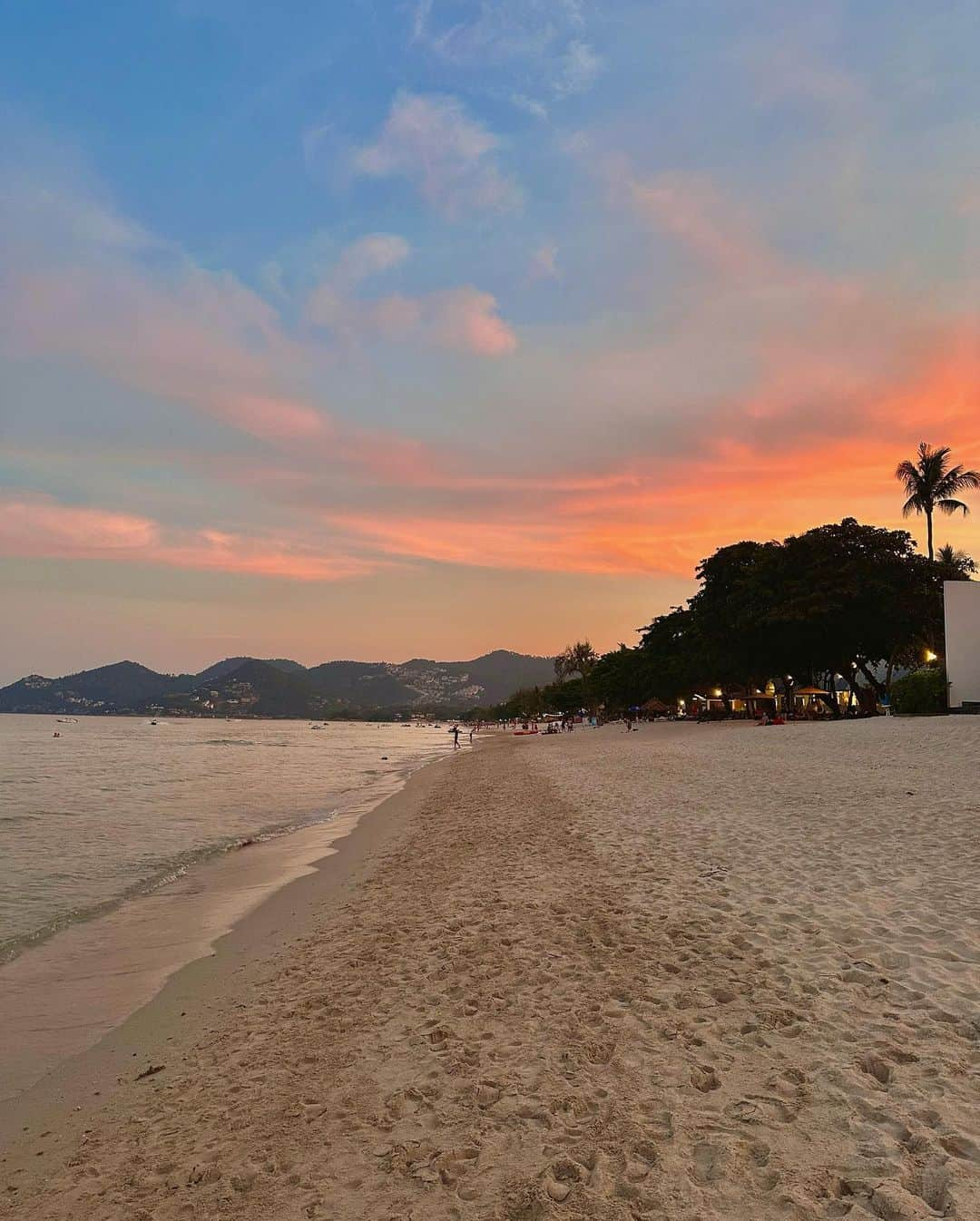 sananasさんのインスタグラム写真 - (sananasInstagram)「Coachella ? Na ! Koh Samui ? Oui ouiiii 😍🏝️ Avec mon maillot @magdabutrym 👙et ce petit paradis sur Terre, je vais rafraîchir votre feed qui doit être saturé de photos de Coachella et son desert.  C’est ma première fois en Thaïlande 🥹J’en rêvais ! Ça fait des mois que l’on attend ça avec John, un peu de temps pour nous coupés du monde. On en avait tellement besoin, et moi j’avais aussi besoin de faire le plein d’énergie et de Vitamine D avant la folie du festival de Cannes !  Ps : John a rebaptisé ce maillot « le maillot tétons » … Il me fatigue 😂Il a toujours un truc à dire c’est pas possible.」4月18日 2時22分 - sananas2106