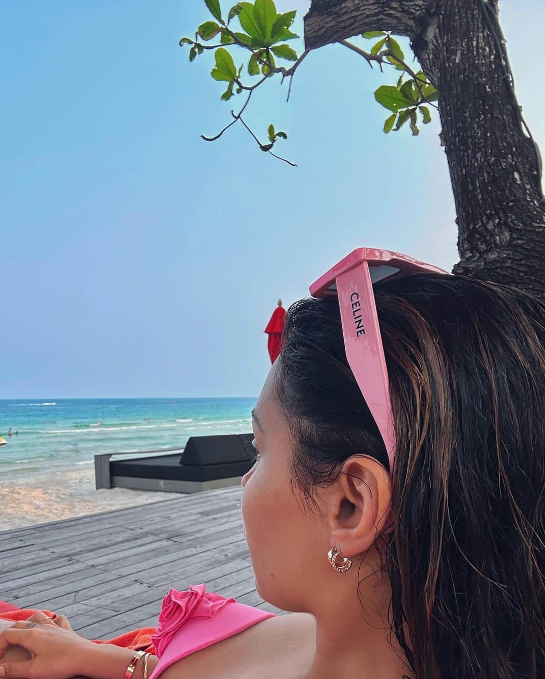 sananasさんのインスタグラム写真 - (sananasInstagram)「Coachella ? Na ! Koh Samui ? Oui ouiiii 😍🏝️ Avec mon maillot @magdabutrym 👙et ce petit paradis sur Terre, je vais rafraîchir votre feed qui doit être saturé de photos de Coachella et son desert.  C’est ma première fois en Thaïlande 🥹J’en rêvais ! Ça fait des mois que l’on attend ça avec John, un peu de temps pour nous coupés du monde. On en avait tellement besoin, et moi j’avais aussi besoin de faire le plein d’énergie et de Vitamine D avant la folie du festival de Cannes !  Ps : John a rebaptisé ce maillot « le maillot tétons » … Il me fatigue 😂Il a toujours un truc à dire c’est pas possible.」4月18日 2時22分 - sananas2106