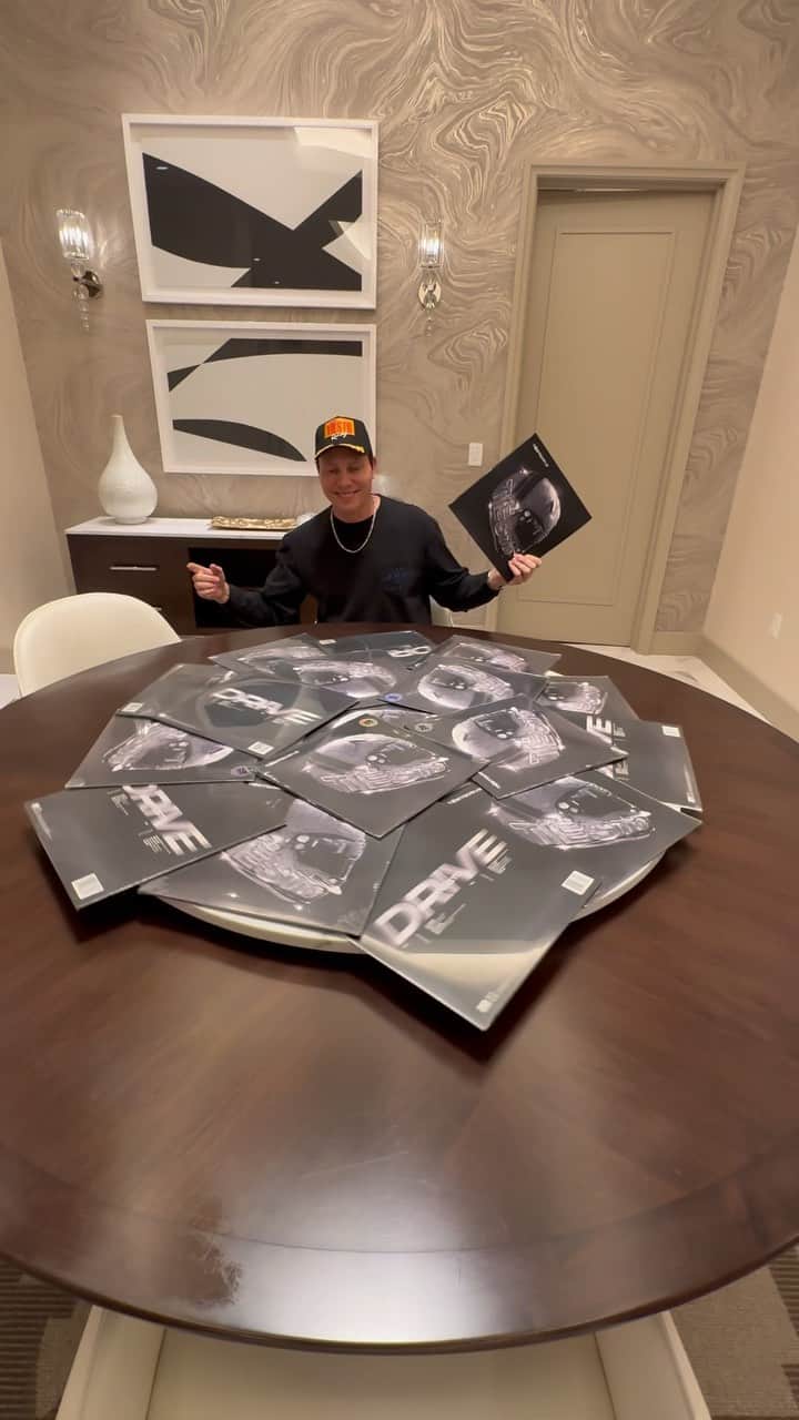 ティエストのインスタグラム：「Spinning my new vinyl of DRIVE」