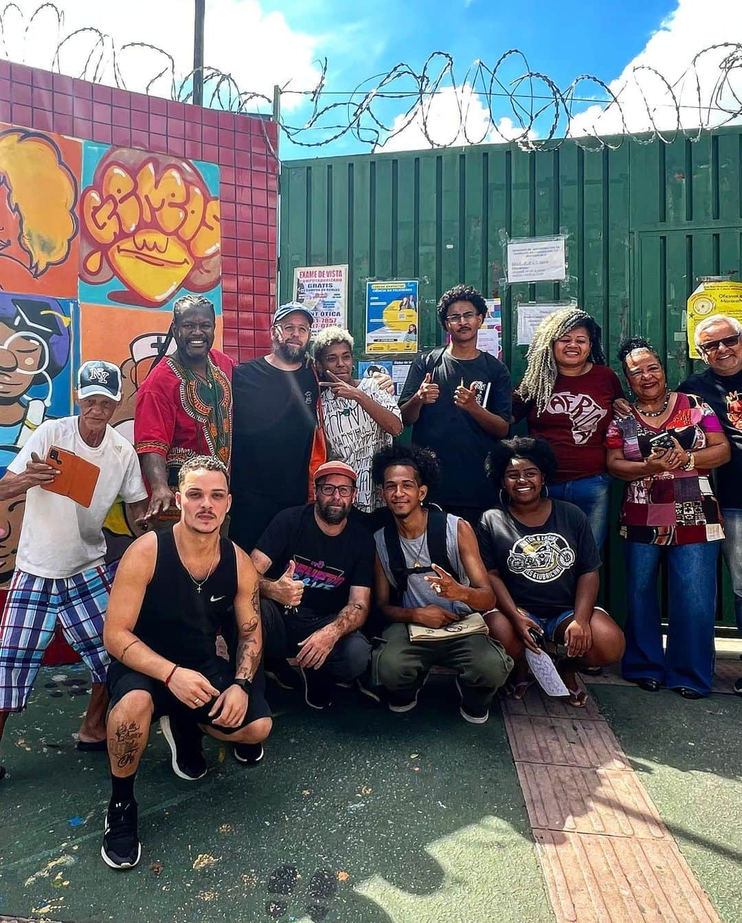 osgemeosのインスタグラム：「Manhã mágica com nosso amigo @frednegrof na comunidade Alto Vera Cruz #Belohorizonte visitando a Escola Municipal Israel Pinheiro e estes artistas jovens incríveis que estavam realizando um mural na frente do colégio ❤️🙏✨✨ #hiphop4ever  @wanatta_streetart @frednegrof @maguarte @gean_dias23 @gabriiel_lost @predo_ausguto @gabileb_ssh @familiaemip」