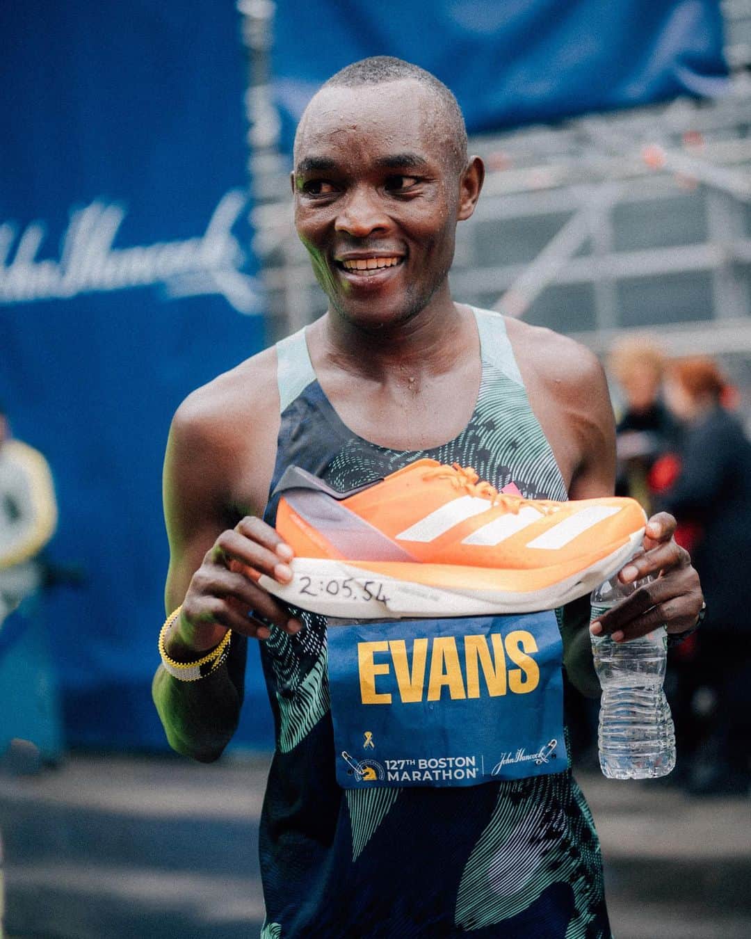 adidas Runningさんのインスタグラム写真 - (adidas RunningInstagram)「He’s done it AGAIN. 🤯  At @bostonmarathon, @evans.chebet.31 has become the first man to defend this title for 15 years – and landed his third world marathon major in the space of a year.   Against the world's greatest, this one is something special. With Gabriel Geay and Benson Kipruto on the podium too, it's a huge day for the three-stripes squad. 💪  👟 Adizero Adios Pro 3 ⏱️ 2:05:54 #ImpossibleIsNothing」4月18日 2時25分 - adidasrunning