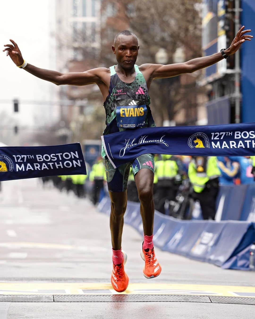 adidas Runningのインスタグラム：「He’s done it AGAIN. 🤯  At @bostonmarathon, @evans.chebet.31 has become the first man to defend this title for 15 years – and landed his third world marathon major in the space of a year.   Against the world's greatest, this one is something special. With Gabriel Geay and Benson Kipruto on the podium too, it's a huge day for the three-stripes squad. 💪  👟 Adizero Adios Pro 3 ⏱️ 2:05:54 #ImpossibleIsNothing」