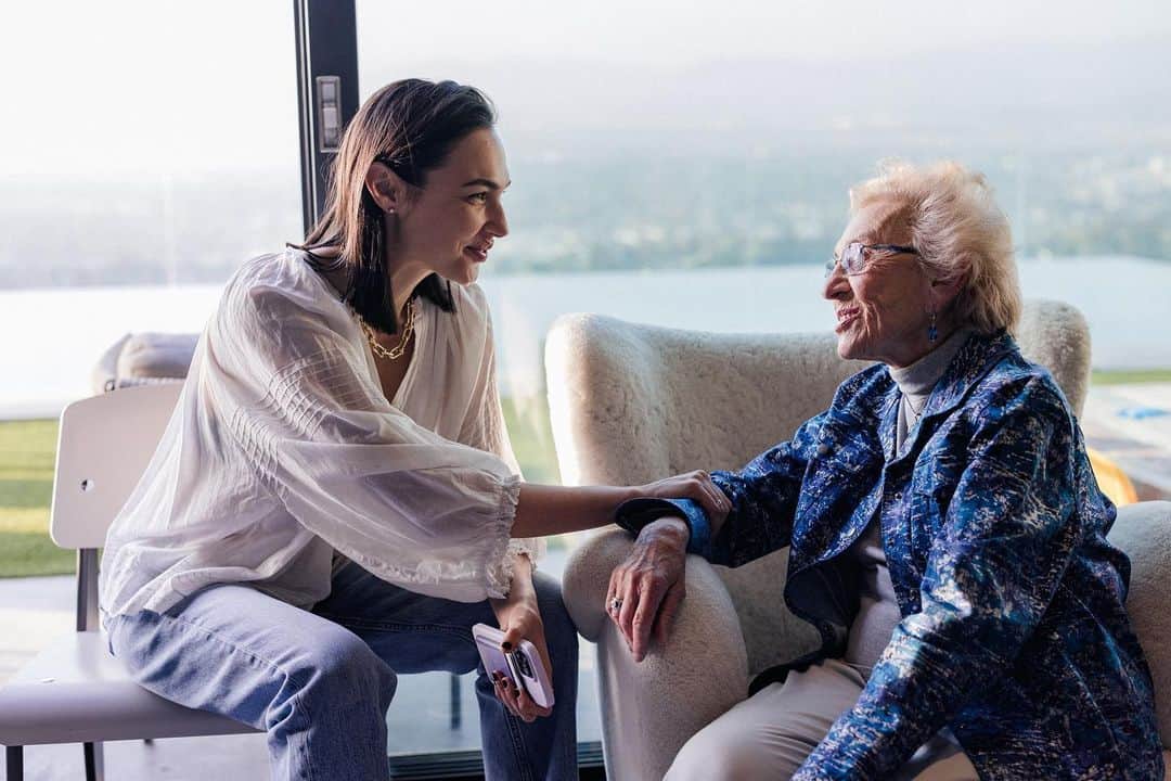 ガル・ガドットのインスタグラム：「“I don’t know about god, but I believe in people, in the power of one’s decision to do good“  Today we had the honor and privilege of hosting Celina Biniaz, a local holocaust survivor who came to share her powerful and unbelievable story with our family and friends. Hearing her testimony about the horrors she and her family went through and seeing the strong inspiring woman she became, left no dry eye in the room.   At the end of her testimony Celina looked to me and said - “life is just like what you said in your Wonder Woman movie- only love can save the world” and this moment will stay with me forever.   Her powerful testimony was followed by a moving performance by @tomeradaddi who sang some of the beautiful songs symbolizing this day in Israeli culture.  Thank you @zikaronbasalon for helping us put this event together and for keeping the memory alive in a meaningful, accessible way, allowing survivors to share their testimonies with small groups in intimate events in over 65 countries all over the world.  There are fewer and fewer survivors each memorial day and by the year 2035 there will no longer be any survivors left to tell their stories  it is our responsibility to keep sharing these stories, for ourselves and for the world - to hear, to know, to learn. To never forget…  @zikaronbasalon_global 📷 @tori.time」