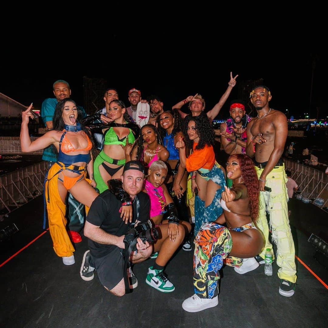 有働真帆のインスタグラム：「ROLLING LOUD THAILAND 🇹🇭 2023 ✨ We went through 🔥 together! Love sharing stage with these beautiful ppl :)  #teambreezy #chrisbrown」