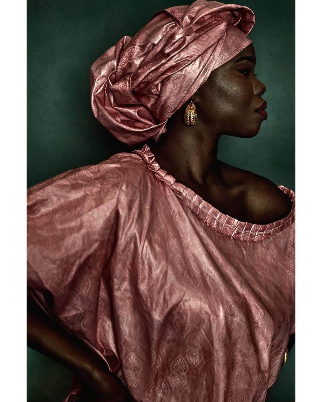 マリオ・テスティーノさんのインスタグラム写真 - (マリオ・テスティーノInstagram)「A BEAUTIFUL WORLD TRADITIONAL DRESS, SENEGAL, 2022 _ VESTIMENTA TRADICIONAL, SENEGAL, 2022」4月18日 2時28分 - mariotestino