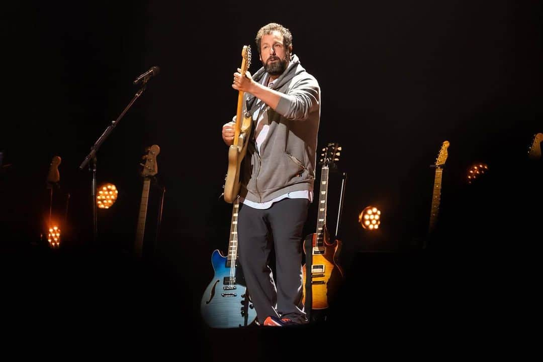 アダム・サンドラーさんのインスタグラム写真 - (アダム・サンドラーInstagram)「Buffalo. One of the best Sunday nights we could ever have. Thanks for the love. And thanks for the wings @keybankcenter」4月18日 2時29分 - adamsandler