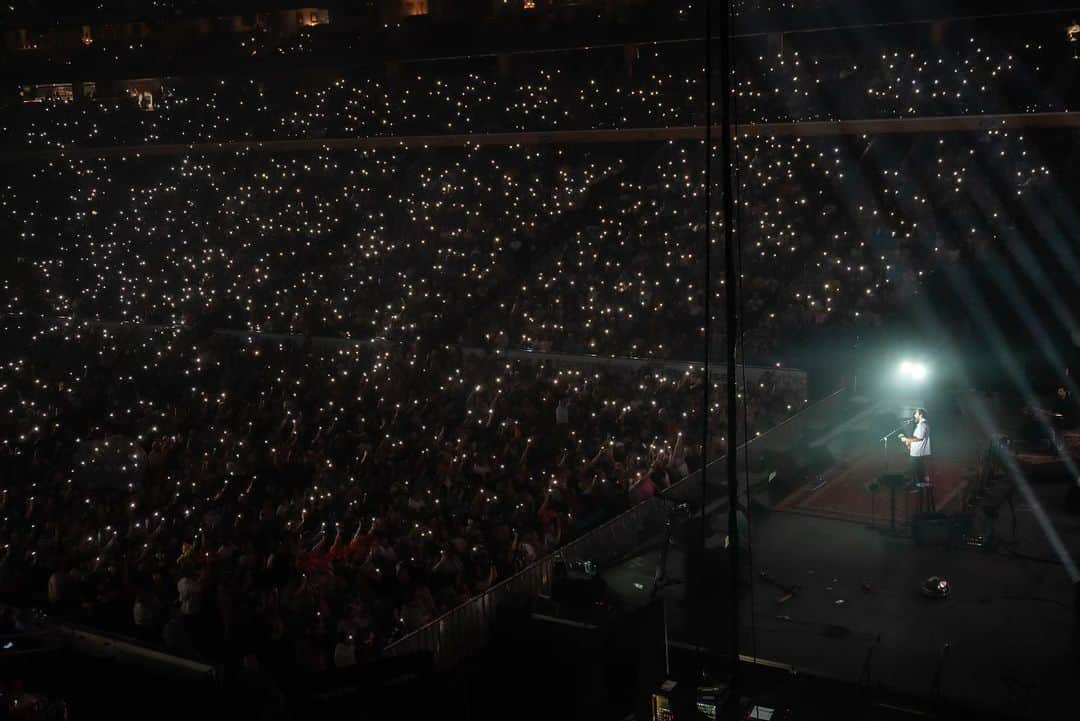 アダム・サンドラーさんのインスタグラム写真 - (アダム・サンドラーInstagram)「Buffalo. One of the best Sunday nights we could ever have. Thanks for the love. And thanks for the wings @keybankcenter」4月18日 2時29分 - adamsandler