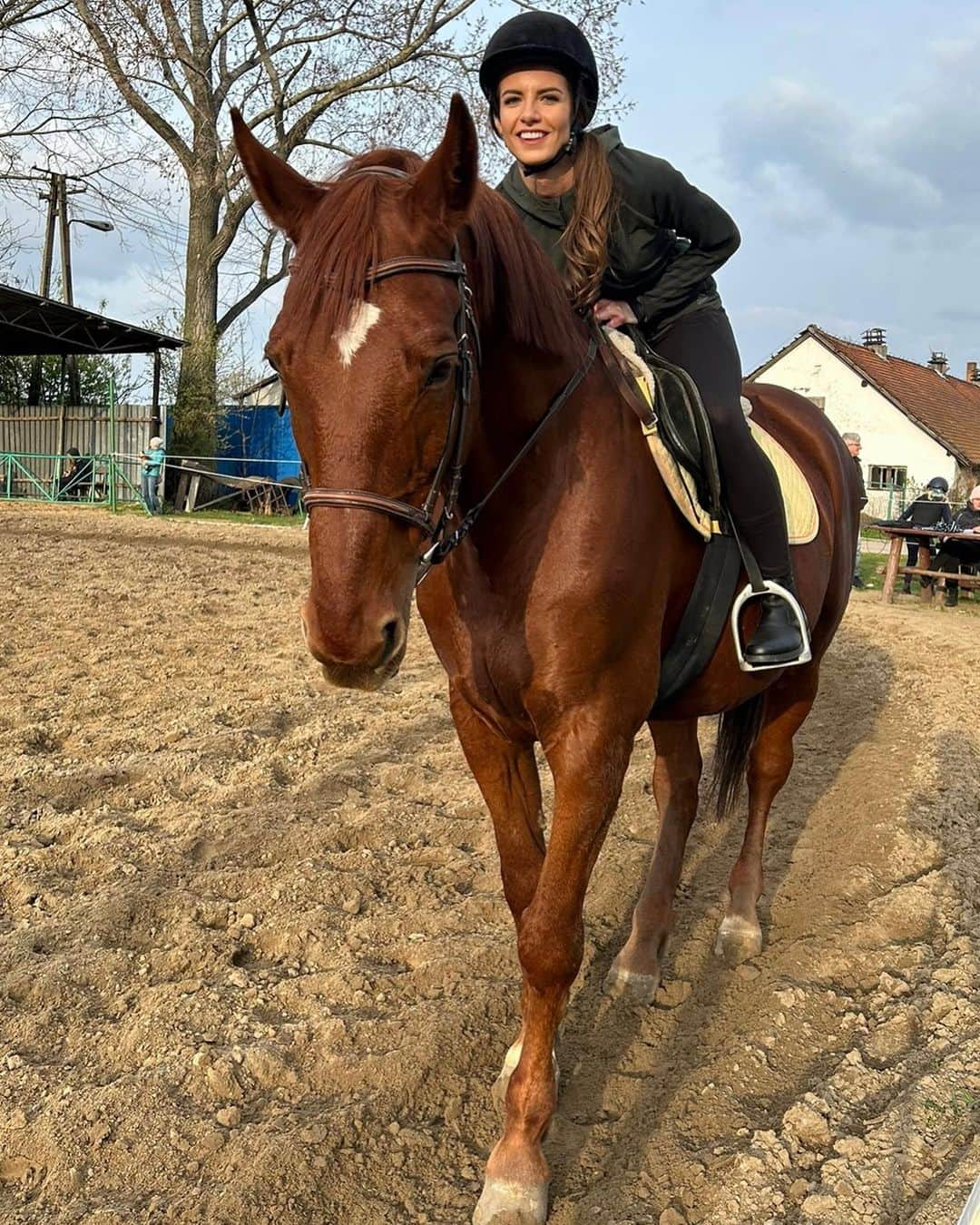 Karolina Bojarのインスタグラム：「Takie poniedziałki to ja lubię! ♥️ Po weekendzie meczowym nie mogę się doczekać treningu jeździeckiego. Obcowanie ze zwierzęciem i wspólne trenowanie, dogadywanie się, to jest coś niesamowitego. Ta miłość trwa już kilkanaście lat i wciąż daje tyle radości 🐎🫶🏼  #mondayworkout #horseriding #equestrian#childhoodlove #happygirl #koniara」