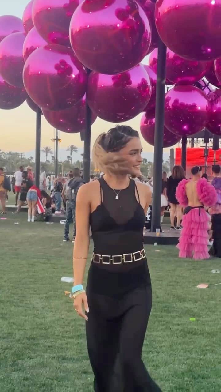 ヴェール・ゲンタのインスタグラム：「We went straight from @setjet to Coachella and it was such a fun experience !! 10/10 recommend for your next festival weekend 🎡🫶🏼 #setjetpartner」