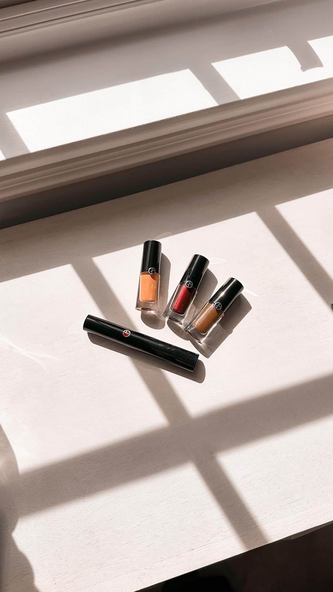 ビクトリアのインスタグラム：「{ad} my everyday eye makeup using the new @armanibeauty Eye Tints in the perfect tan brown 20M, 36M and 56S to line, available @bootsuk. Anyone else only wearing tan shades on their lids right now? These are a one swipe and go formula that don’t budge when applied. Do we like? #ArmaniBeauty」
