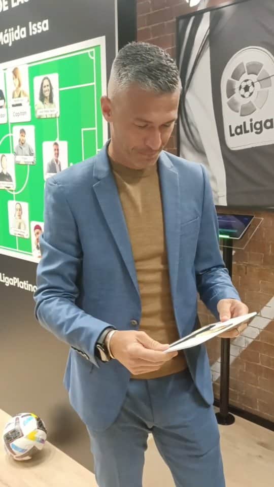 ルイス・ハビエル・ガルシア・サンスのインスタグラム：「😱🌟 ¡Qué pedazo de entrenador/jugador tiene el equipo 🔴!  🤔🏆 ¿Conseguirán los de @luchogarcia14 y @sebastianyatra la victoria en el III Encuentro de las Estrellas?   #LaLigaPlatino2023」