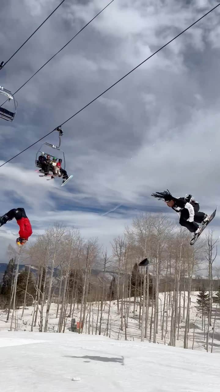 アナログクロージングのインスタグラム：「2 rider, 4 flips 🔂  @jakecanterr & @zebpowelll cruising @aspensnowmass | #BurtonCultureShifters  🤳 @markmcmorris  #Burton #Snowboarding」