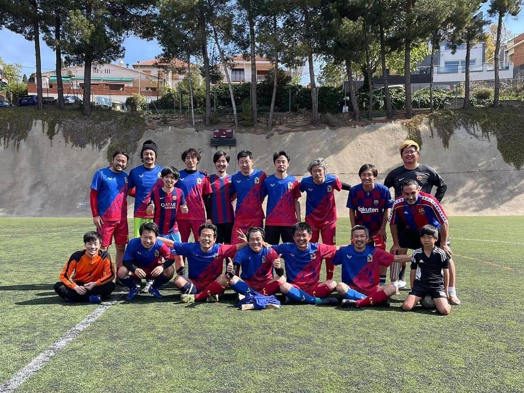 石塚啓次のインスタグラム：「日曜日サッカー日記！ オッさんトーナメント準決勝！ テッペイお別れ試合をテッペイの2得点で毎回素行が悪いチームを4-2の勝利！ 朝9時半からの試合で開始18分で汚いプレーと口ばっかりのシャバ僧に暴言吐いてあげたら調子こいて胸ぐら掴んできたので、今週色々あってストレスあったハッスルうどん屋の石塚おじさんも立ち向かってあげて調子こいてたらあっという間にシャバ僧達に周り囲まれて合計3人くらいに次々に胸ぐら掴まれました、、、振り向いたら我がロスビエホス軍の仲間も加勢してくれなく四面楚歌状態、、、、 で、何でか俺だけがイエローカード？と強制退場、、、、 せっかくの天気いい日曜日に朝から田舎まで来たのに18分は無いやろって事でハーフタイムにキャプテンに交渉してもらい後半から条件付きで出場可能に！ 良かった良かった！  あ〜スッキリした！！！  で、試合後急いで凪の試合会場へ！まだトップの試合してて、これまた大喧嘩中！ やっぱ日曜日朝から大のエエ大人が大勢熱くなれるのもサッカーの良さって事にしよう！  #石塚啓次 #YouTube #宵宵祇園  #yoiyoigion  #ブエナビスタデポルテ #buenavistadeporte #バルセロナ」