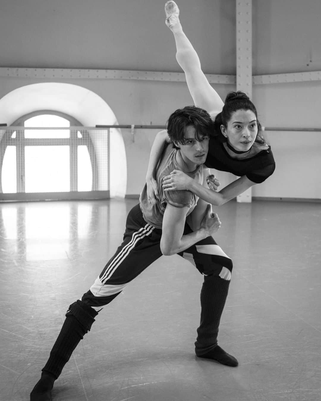 オニール八菜のインスタグラム：「Guiding my Dante @germainlouvet  #danteproject  @studiowaynemcgregor  @balletoperadeparis  #beatrice #dante #rehearsal #studiochauviré   Photos by the lovely @annray2046」