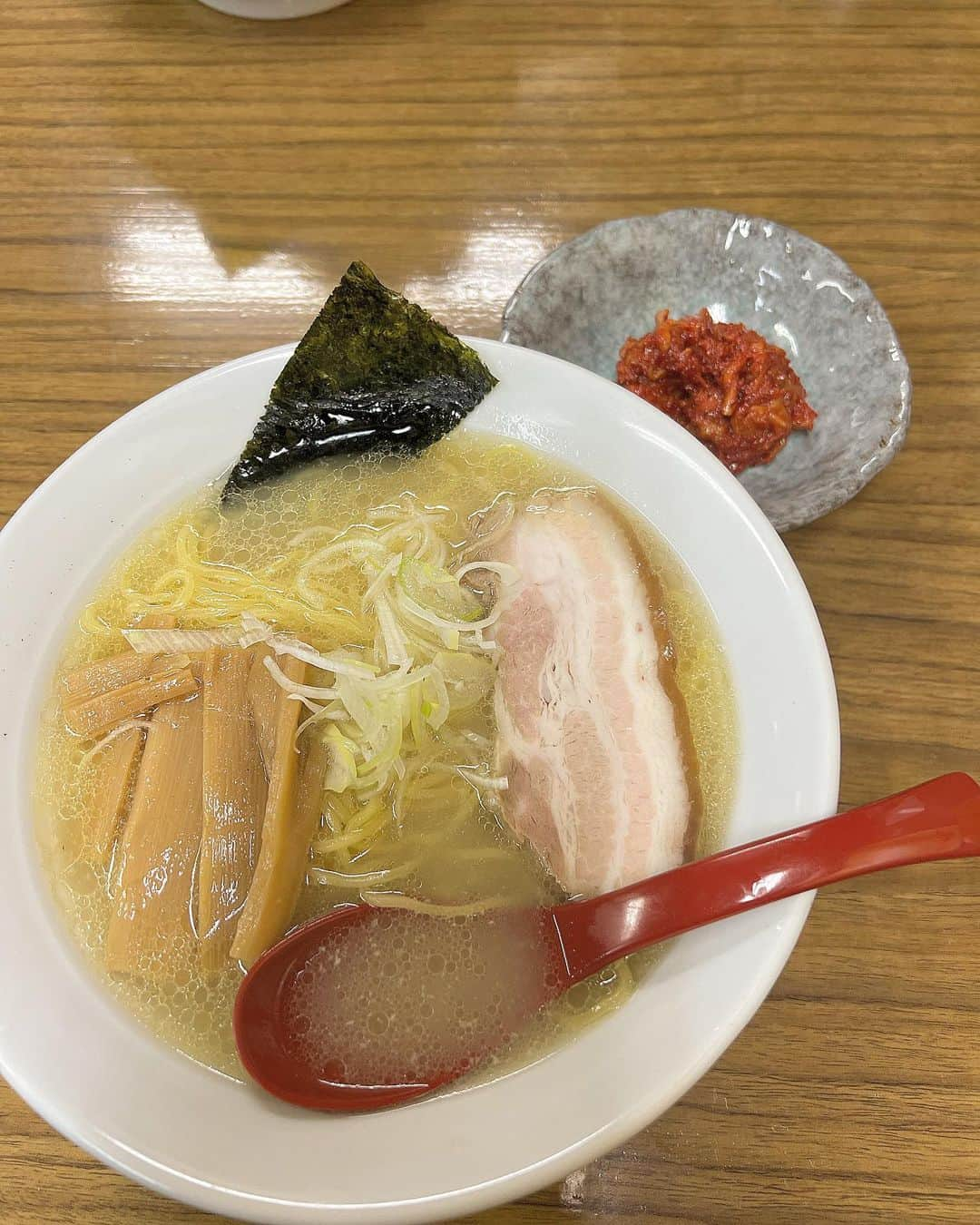 JOJO（ものまね）のインスタグラム：「【塩ラーメン】🍜✨ ココの塩ラーメン🍜 個人的にＮｏ．１じゃない？ってくらい ヤヴァいｯｯ!!!!!!!!✨  塩ラーメンに もやし炒め乗せて チャンジャ単品➕✨  これ、私のテッパン💗σ(♡∞♡)💕  ココ、テストに出るよー＼_( ﾟﾛﾟ)✨笑笑🤣  前はほぼ毎日こんな生活だったなぁ〜(　´ ᵕ ` )  福生来たら寄ってみてね🤭♬.*ﾟ  うちの後に行けばいーよｯｯ!!(◍ ´꒳` ◍)b✨  ムフフ( *´艸`)💕  #JUJUのそっくりさんJOJO #ラーメン #ラーメン好きな人と繋がりたい #ラーメンインスタグラマー #ラーメン部 #ラーメン大好き #ラーメン巡り #ラーメン女子 #ラーメン倶楽部 #ラーメンスタグラム #ラーメングラム #ラーメンジャンキー #ラーメン屋さん #ラーメン最高 #ラーメン好きと繋がりたい #ラーメン中毒 #ラーメン女子部  #ramen #ramennoodles #ラーメン好き #ラーメン🍜 #グルメスタグラム #ramenlover  #グルメ女子 #グルメ好きと繋がりたい #グルメ好きな人と繋がりたい #グルメ部 #東京ラーメン #食テロ #麺テロ 😁🍜💗」