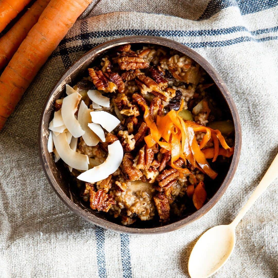 のインスタグラム：「Start your morning off happy with this lovely carrot cake oatmeal. 🧡🥕It's hearty, warming and oh-so-delicious with real ingredients + spices.⁣ ⁣ 👉 Click the link in bio for the recipe⁣ ⁣ #healthyeating #healthyrecipes #springrecipes #carrotcakeoatmeal #carrotcake #breakfastoatmeal #healthybreakfast #breakfastlover」