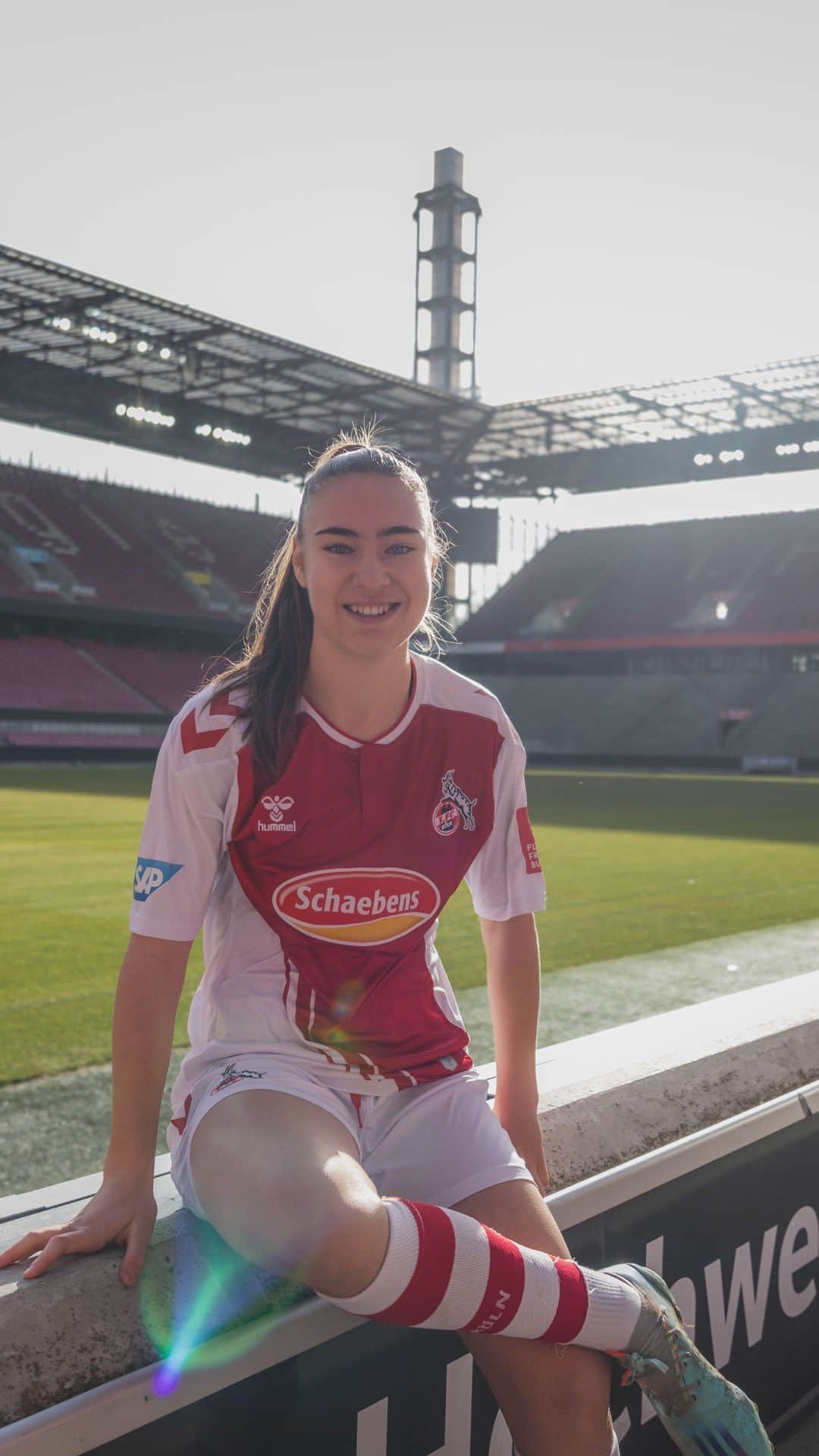 1.FCケルンのインスタグラム：「Nur noch sechs Mal schlafen, dann werden Träume wahr! 😍  Wir freuen uns genauso wie Alena auf das Rekordspiel am Sonntag gegen Eintracht Frankfurt! 🤩  Noch keine Karten geholt? Den Link zum #effzeh-Ticketshop findet ihr in der Bio und Story! 👆」