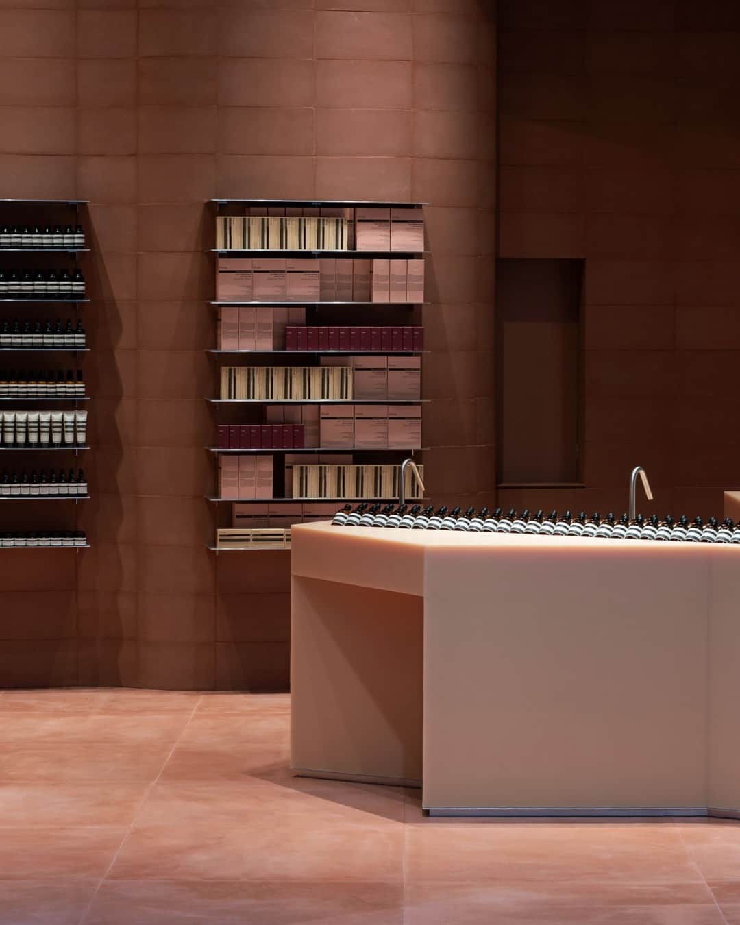 イソップさんのインスタグラム写真 - (イソップInstagram)「Soft tactility in a mineral and metal store.   Aesop Shepherd’s Bush in London, designed in collaboration with @aljawadpike, is imagined as a walled garden, providing refuge from the bustling retail centre environment. A serpentine screen meanders around the perimeter of the space, referencing historic crinkle crankle walls built by Dutch engineers in the fen country of East Anglia.   Photography by @oskar.proctor.」4月18日 3時00分 - aesopskincare