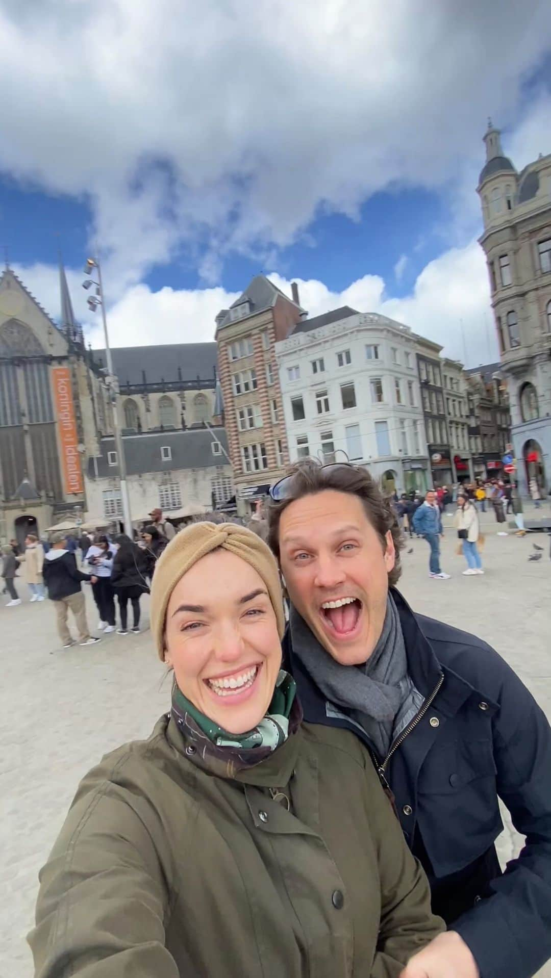 エリザベス・ヘンストリッジのインスタグラム：「Amsterdam here we come!! [🤞] @zacharyburrabel #travel」