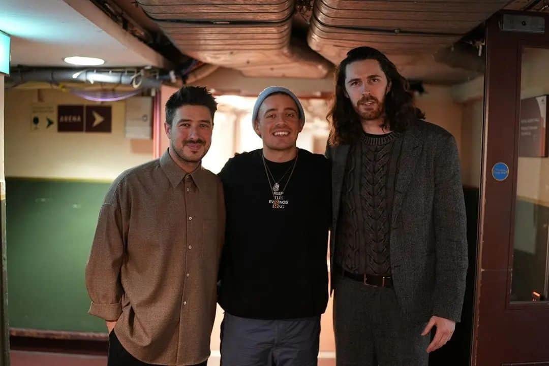 ホージアのインスタグラム：「The work that @warchilduk and @turkeymozaik are doing right now is incredible, and it was an honour to be part of their fundraiser in the @royalalberthall. It felt like a special evening and I was honoured to be among the artists, comedians and activists taking part.」
