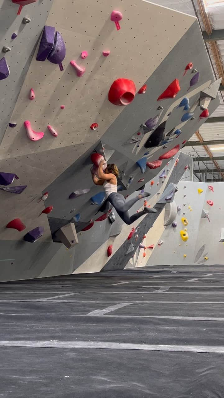 ミーガン・マーチンのインスタグラム：「Always trying to keep the fingers strong and healthy for when you have to grab pockets 😂! Fun one from the comp set @theboulderfield!   @prana @soill @organicclimbing @athleticbrewing @fitaid @frictionlabs」